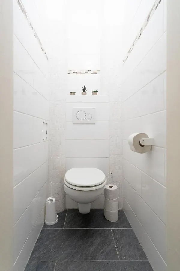 Balcony Apartment, 1 Min To U1 Reumannplatz Вена Апартаменты